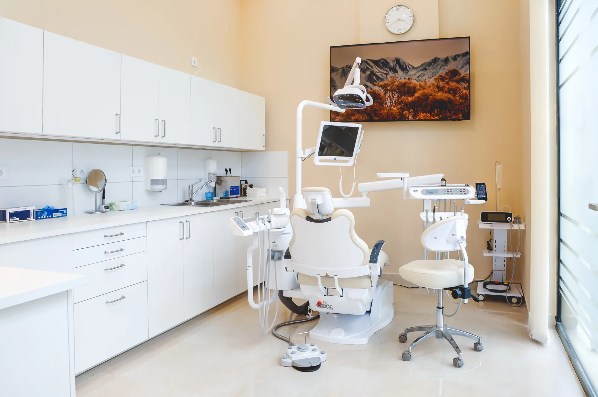 Bright, fully equipped dental treatment room at the Budapest clinic